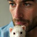 Cédric avec son furet à la clinique.