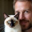 Mathieu et son chat siamois.