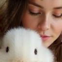 Sophie avec son lapin.